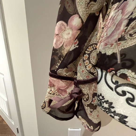 Gorgeous plum colored floral blouse with velvet piping - Picture 3 of 6